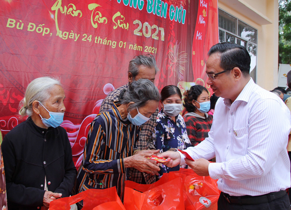 Huyện Bù Đốp, tỉnh Bình Phước: Ấm áp tình Xuân vùng biên giới